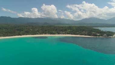 Plaj ve deniz manzaralı bir deniz manzarası. Filipinler, Luzon.