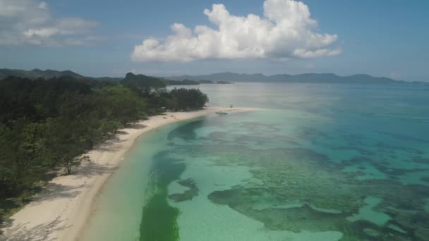 Havsutsikt med strand och hav. Filippinerna, Luzon. — Stockvideo