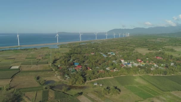 Napelemes farm szélmalmokkal. Fülöp-szigetek, Luzon — Stock videók