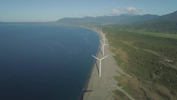 Granja solar con molinos de viento. Filipinas, Luzón — Vídeo de stock