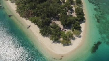 Tropik ada Putipot ile plaj.