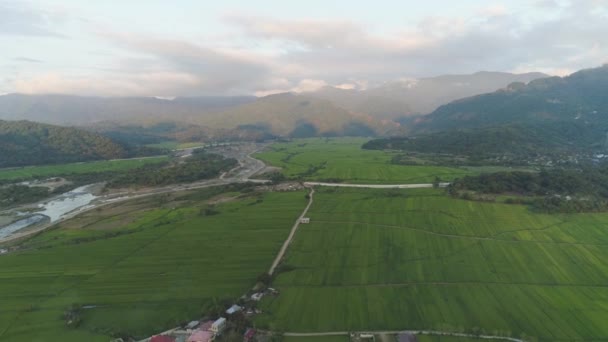 Tropische Landschaft Bergtal mit Dörfern und Ackerland. — Stockvideo