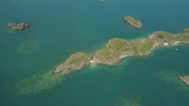 Zestaw wysp na morzu. Filipiny. — Wideo stockowe