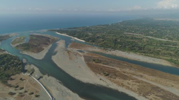 Río que desemboca en el mar . — Vídeos de Stock