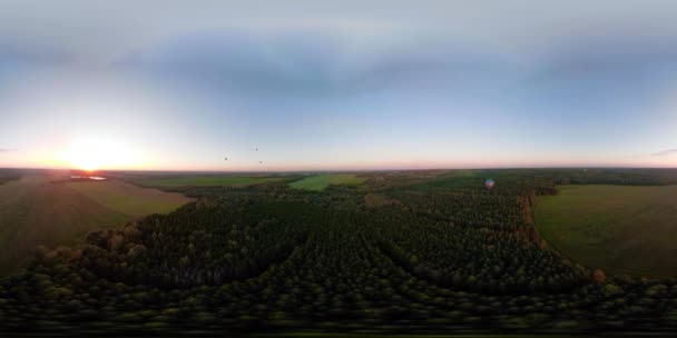 Vr360 gorące powietrze balon w niebo nad polem. — Wideo stockowe