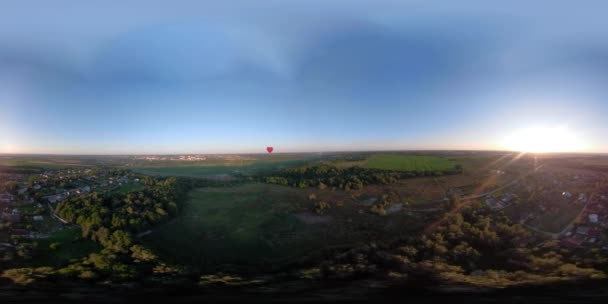 Vr360 ζεστό αέρα μπαλόνι στον ουρανό πάνω από ένα πεδίο. — Αρχείο Βίντεο