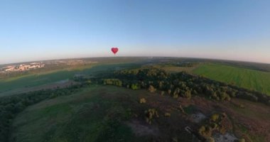 Sıcak hava balonu gökyüzüne alan küresel panorama üzerinden