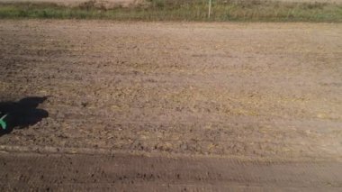 Çiftlik arazisinde diski olan traktör.