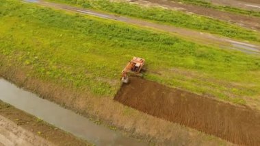 Ekskavatör alanında bir siper kazma. Hava video.