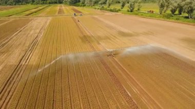 Tarım arazisindeki sulama sistemi.