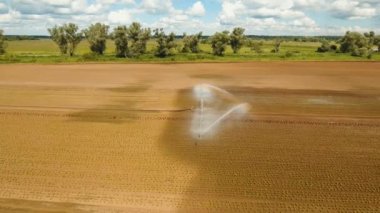 Tarım arazisindeki sulama sistemi.