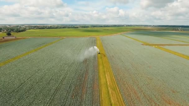 Irrigatiesysteem voor landbouwgrond. — Stockvideo