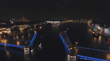 Geceleyin nehir üzerinde aydınlık bir köprü