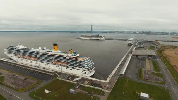 Transatlántico en puerto marítimo . — Vídeo de stock