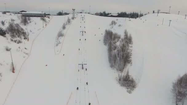 Ski-oord in het winterseizoen. Luchtfoto. — Stockvideo