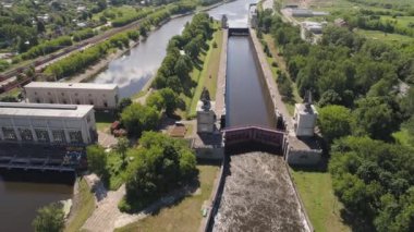 Nehri üzerinde ağ geçidi. Bent kapıları.