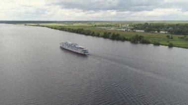 Cruise gemi nehirde havadan görünümü