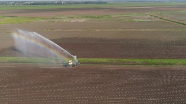 Sistem de irigare pe terenuri agricole . — Videoclip de stoc