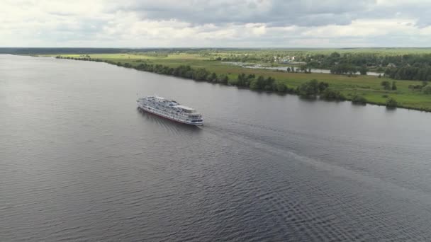 Cruiseschip op de rivier luchtfoto — Stockvideo