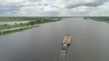 Volga Nehri üzerinde mavna