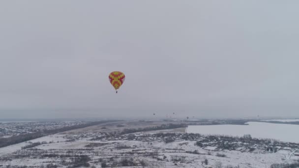 Balonów na ogrzane powietrze w zimie. — Wideo stockowe