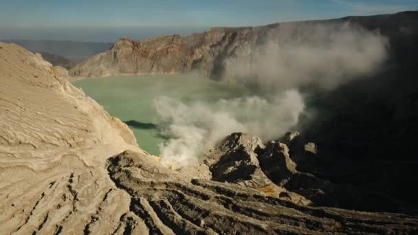 Vulkanische krater, waar zwavel is gedolven. — Stockvideo
