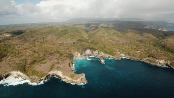 Seascape sziklák, a tenger és a hullámok a Nusa Penida, Bali, Indonézia — Stock videók