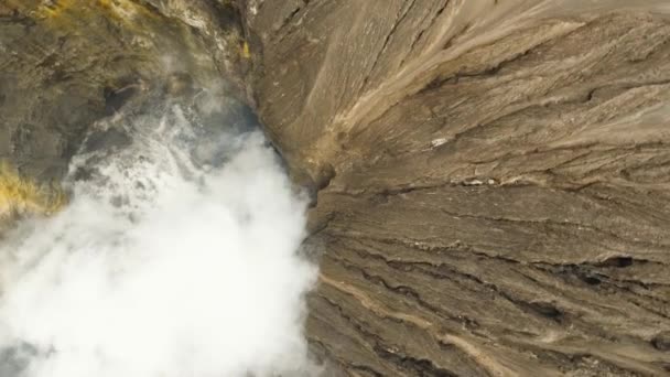 Aktív vulkán kráterrel. Gunung Bromo, Jawa, Indonézia. — Stock videók