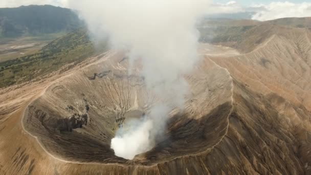 Active volcano with a crater. Gunung Bromo, Jawa, Indonesia. — Stock Video