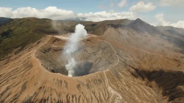 Actieve vulkaan met een krater. Gunung Bromo, Jawa, Indonesië. — Stockvideo
