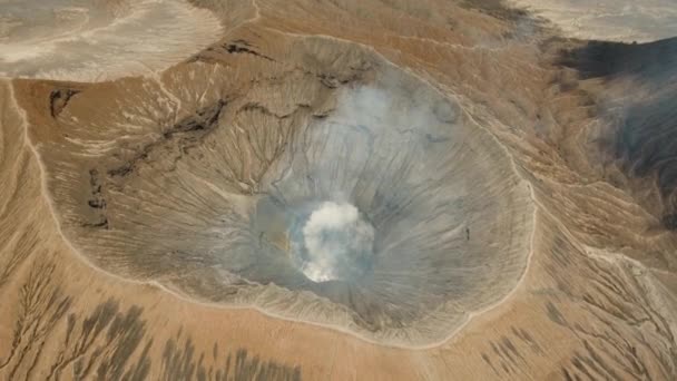 Volcán activo con un cráter. Gunung Bromo, Jawa, Indonesia. — Vídeos de Stock