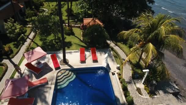 Menina está nadando na piscina. — Vídeo de Stock