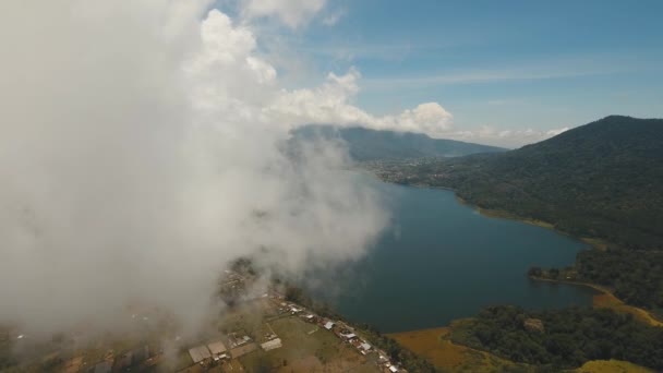 Hegyi tó, Bali sziget, Indonézia. — Stock videók