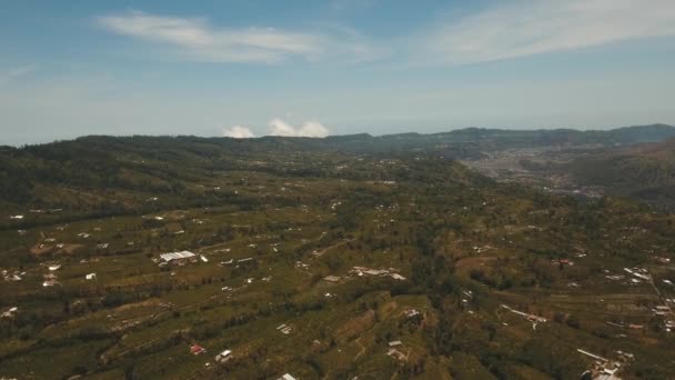Vadi ve köy Bali, Endonezya ile dağ manzarası — Stok video