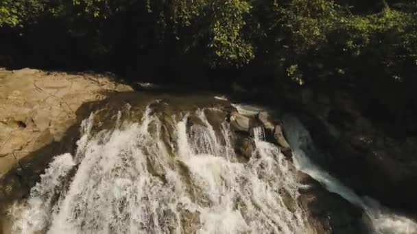 Красивый тропический водопад. Бали, Индонезия. — стоковое видео