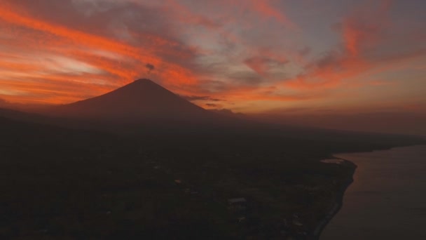 Активный вулкан Гунунг Агунг на Бали, Индонезия. — стоковое видео