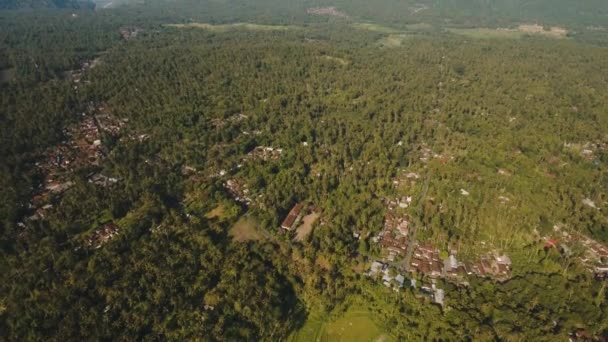 Dağ manzarası tarım arazileri ve Endonezya Bali köyü. — Stok video