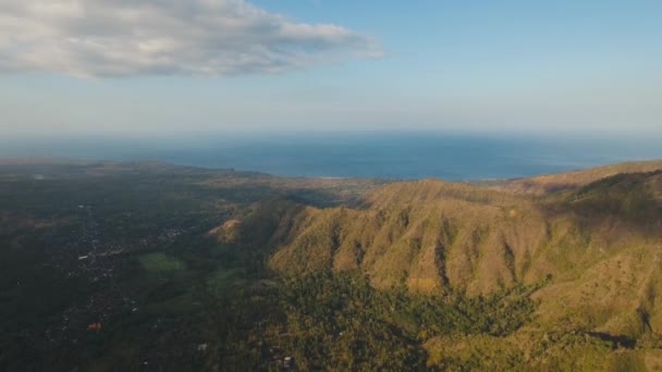Vista de la montaña y el paisaje oceánico. Bali. — Vídeo de stock