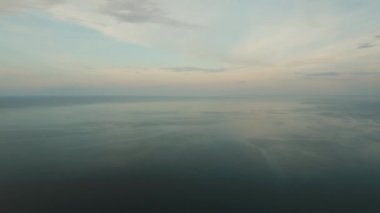 Gün batımında su yüzeyi görüntüsü. Bali.