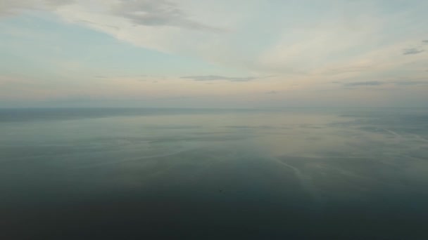 Αεροφωτογραφία της επιφάνειας του νερού στο ηλιοβασίλεμα.. — Αρχείο Βίντεο