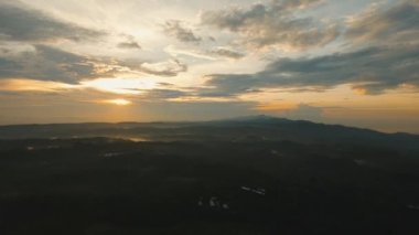 Ormanın havadan görünüşü, sisli dağlar, Endonezya, Bali 'de gün batımında bulutlar. Tropik yağmur ormanları, ağaçlar, dağlardaki ormanlar. Ormanın üzerinde sis var. Seyahat konsepti. Hava görüntüleri.