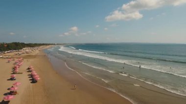 Sörfçülerin, Bali 'nin, Kuta' nın olduğu güzel bir sahil..
