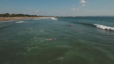 Sörfçülerin, Bali 'nin, Kuta' nın olduğu güzel bir sahil..
