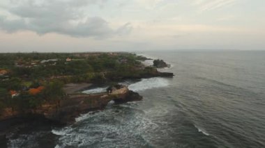 Endonezya 'daki Tanah Lot Bali adasındaki Hindu tapınağı..