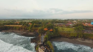 Geleneksel Hindu tapınağı Tanah Lot Bali, Uluwatu, Endonezya 'nın havadan görünüşü. Bali Hindu Tapınağı, eski Hindu mimarisi, Bali mimarisi, Antik tasarım. 4K video. Seyahat konsepti. Hava görüntüleri.