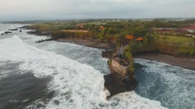 Endonezya 'daki Tanah Lot Bali adasındaki Hindu tapınağı..