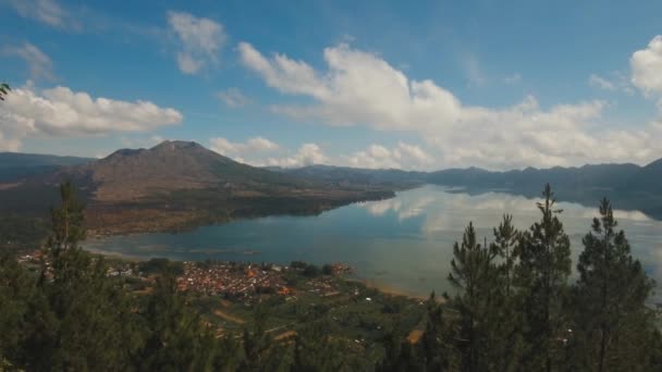 Göl ve Batur volkanı. Bali, Endonezya. — Stok video