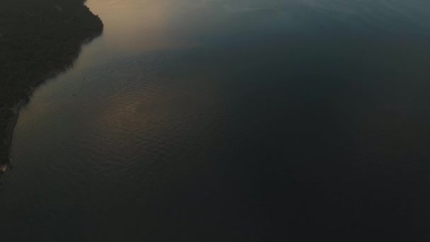 Sonnenuntergang an der Meeresküste. Bali, Indonesien. — Stockvideo