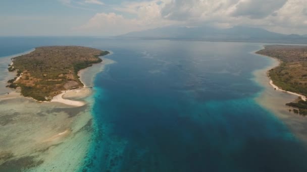 Letecký pohled krásná pláž na tropickém ostrově Menjangan. Bali, Indonésie. — Stock video