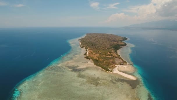 Widok z lotu ptaka piękna plaża na tropikalnej wyspie Menjangan. Bali, Indonezja. — Wideo stockowe